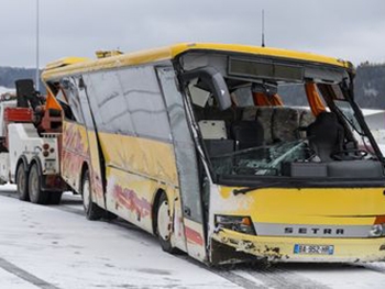 Во Франции школьный автобус попал в ужасное ДТП: погибли дети фото