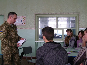 Акимовским школьникам предлагают стать военными фото