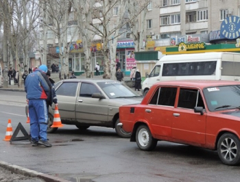 ВАЗ «клюнул» «Ланос» на проспекте в районе магазина «Автомотовелозапчасти» фото