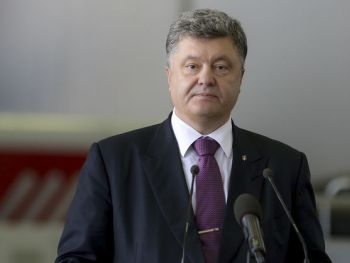 Порошенко подписал три закона из безвизового пакета фото