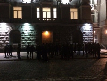Задержан глава гражданского корпуса Азов-Крым, под СБУ проходит акция протеста фото
