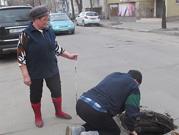 В Мелитополе пенсионеры самостоятельно взялись за прочистку канализации фото