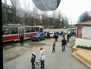 Фотофакт: запорожец припарковал свое авто прямо на рельсах фото