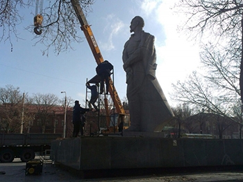 В Запорожье начали сносить Железного Феликса фото