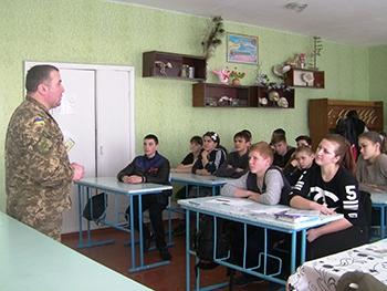 В Акимовке школьников знакомят с военными профессиями фото