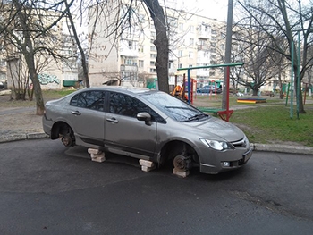 Очередной автомобиль остался без колес фото