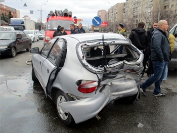 В Киеве столкнулись две иномарки: шестеро пострадали фото