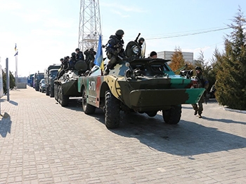 К Запорожской АЭС подогнали военную технику фото