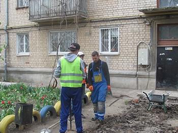 Во дворах авиагородка начали укладывать плитку фото