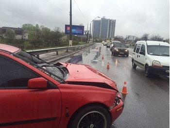 В Киеве иномарка влетела в отбойник на мокрой дороге, повредив микроавтобус фото