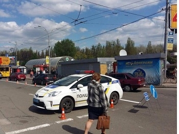 В Киеве отстранили от службы полицейских, сбивших женщину на пешеходном переходе фото