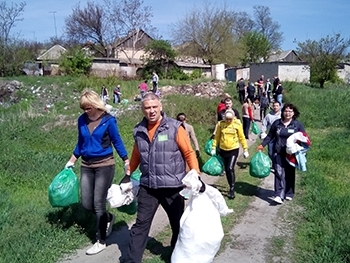 Волонтеры провели в городе масштабную уборку фото