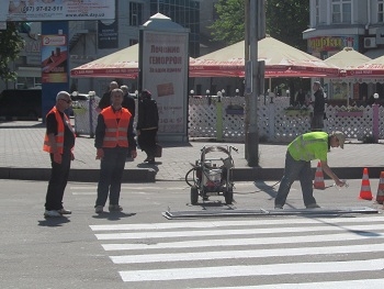 В Мелитополе начали размечать дороги фото