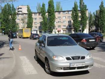 В центре Мелитополя на пешеходном переходе пенсионер угодил под колеса авто фото