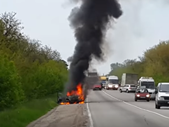 В сети появилось видео горящего на трассе автомобиля фото