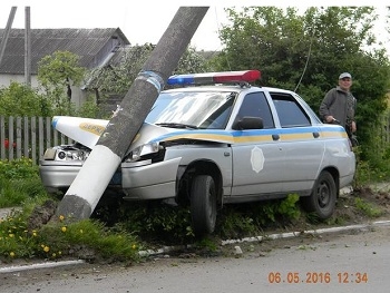 В Ровенской области полицейские на служебном авто снесли столб  фото