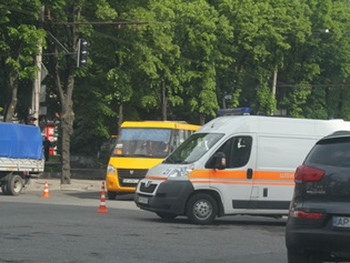 В Запорожье маршрутка сбила двоих детей фото