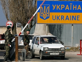 Украинцы устремились за границу фото