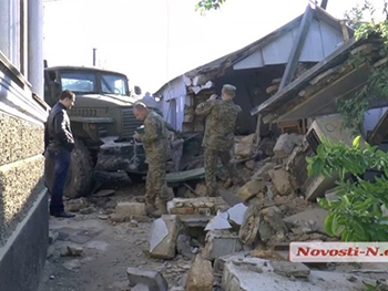 Военные на Урале разнесли двор в Николаеве  фото