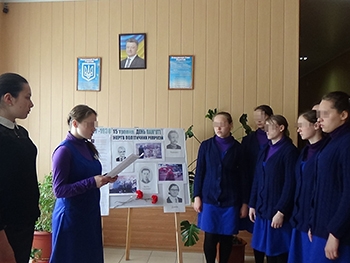 Память жертв политический репрессий почтили воспитанницы мелитопольской колонии фото