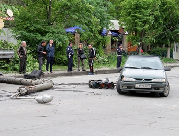 В Мелитополе упал светофор и чуть не раздавил движущийся автомобиль  фото