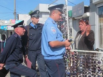 Полиция вновь боролась со стихийщиками фото