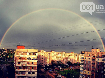 В Запорожье радуга зависла между многоэтажек (невероятное фото) фото