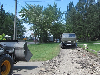 Пешеходную зону на Новом Мелитополе начали выкладывать плиткой фото