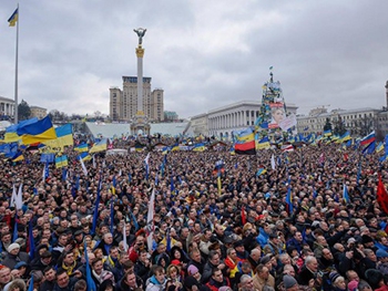 Украинец за деньги спел Гимн России на Майдане в Киеве фото