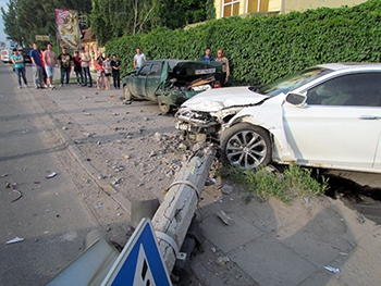 Авария на объездной: разбитые машины и заваленный светофор фото