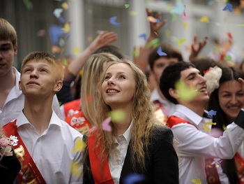 Одноклассники поиздевались над перебравшей выпускницей и выложили фото в соцсети фото