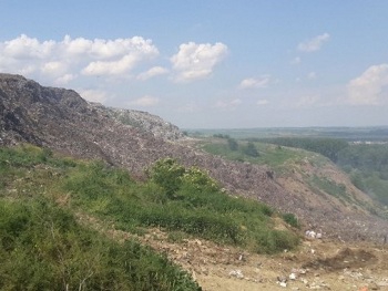 Обвал на свалке во Львовской области: трое спасателей под завалами фото