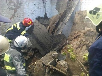 В Киеве рухнул дом: спасатели извлекли подростка из-под завала фото