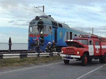 Близ Черкасс загорелся пассажирский поезд  фото