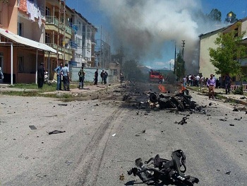 В Турции совершен теракт: взорван автомобиль, много раненых фото