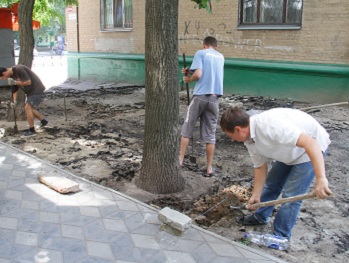 Двор в центре города благоустроят плиткой и асфальтом фото