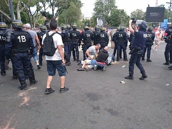 Перед матчем Украина - Польша в Марселе подрались польские и украинские фанаты фото