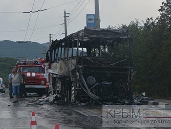 В Крыму на ходу загорелся автобус с детьми  фото