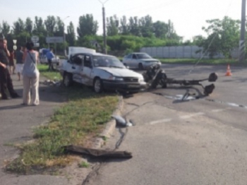 Опубликовано видео ДТП с упавшим светофором на объездной в Мелитополе фото