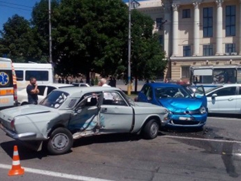 В центре Запорожья - серьезная авария: образовалась большая пробка  фото