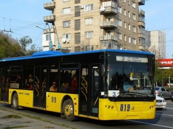 Пенсионерка оказалась зажатой между дверьми движущегося троллейбуса в Киеве фото