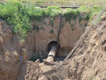 Водоканал сутки менял трубы под железной дорогой  фото