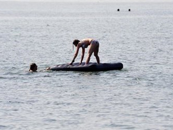 В Приморске в открытое море унесло детей фото