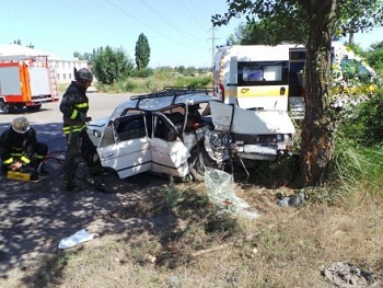 ДТП в Бердянске: шестерка с пятью пассажирами врезалась в дерево фото