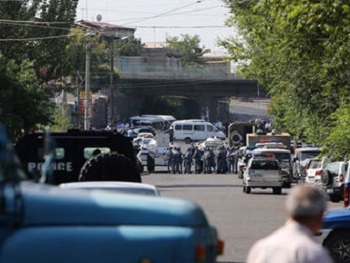 В Ереване вооруженные люди взяли в заложники силовиков в полицейском участке  фото