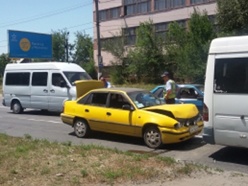 Таксист врезался в микроавтобус на объездной в Мелитополе  фото