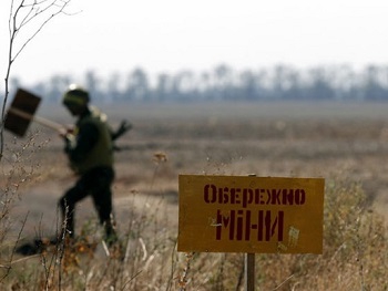 Двое детей подорвались в ДНР фото