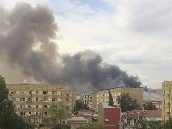 На военном заводе в Азербайджане после мощного взрыва начался пожар фото