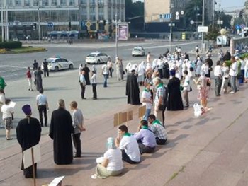 Участников Крестного хода свозят к Украинскому дому фото