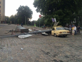 В Харькове на переднюю часть машины упал фонарный столб, водитель выжил  фото